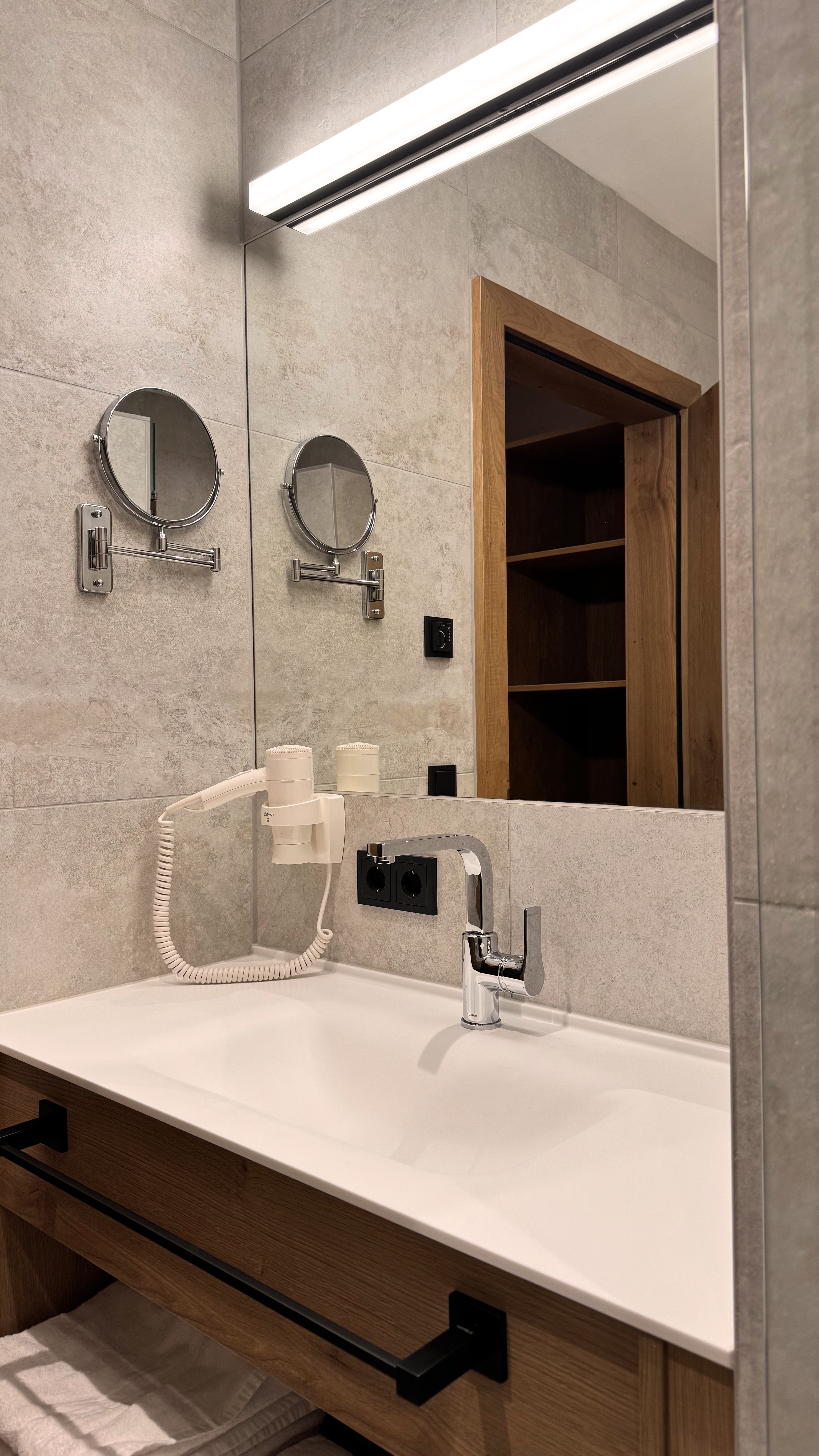 Heller Eingangsbereich einer Ferienwohnung mit Holzdetails