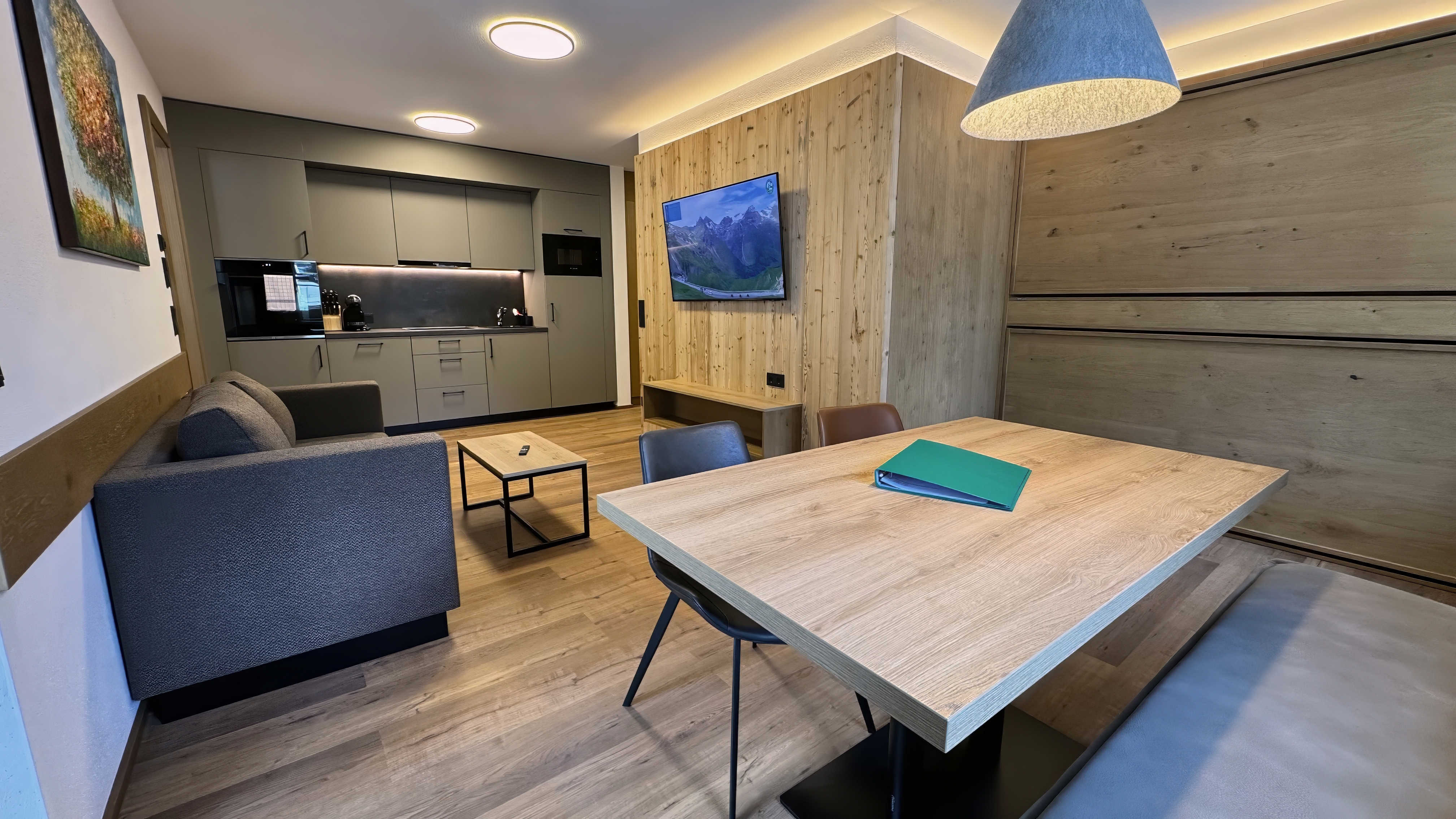 Schlafzimmer mit Doppelbett, TV und Schreibtisch