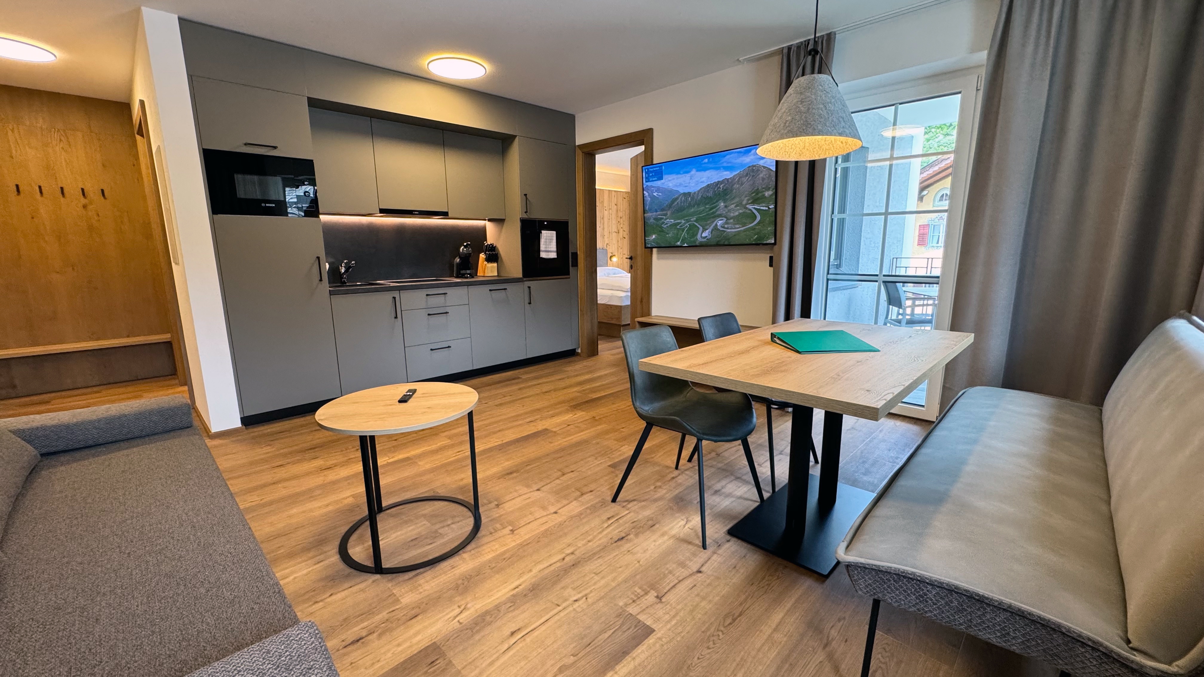 Schlafzimmer mit Doppelbett und Holzverkleidung